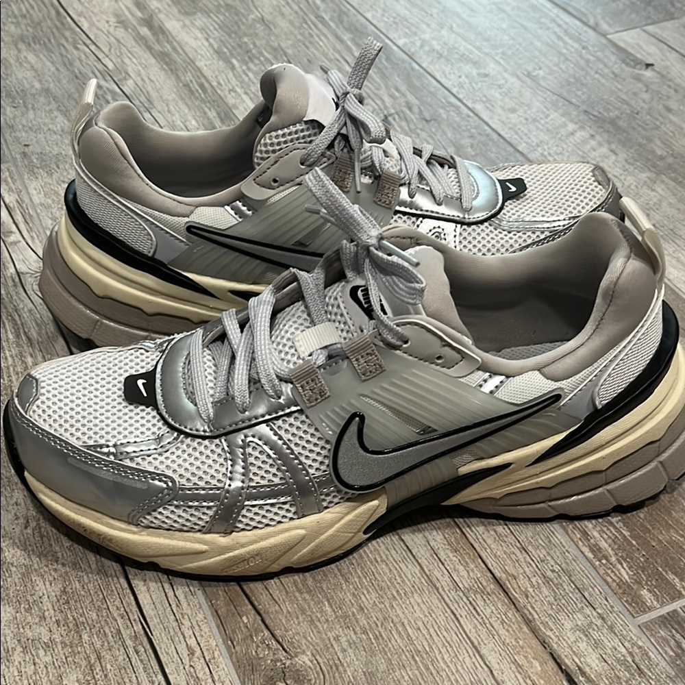 Nike Women's Gray Silver Black Mesh Running Sneakers